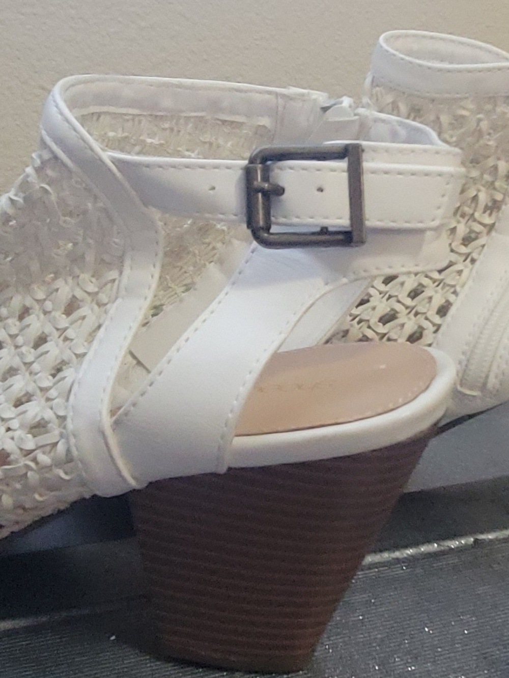 Shoe Dazzle Women’s White Woven Block Heel Sandals Sz 12